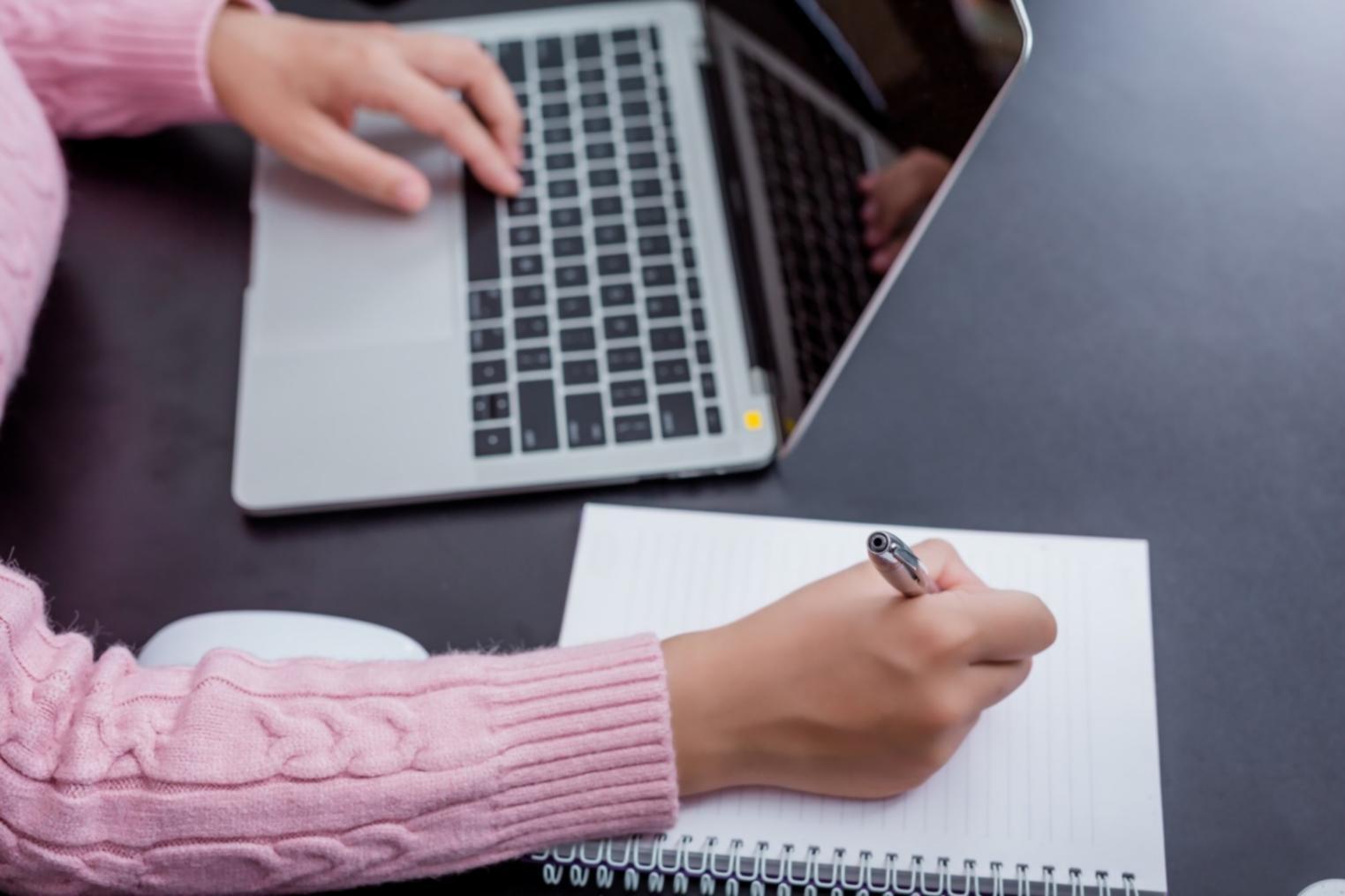 Session de formation financière avec analyse de données et documents organisés