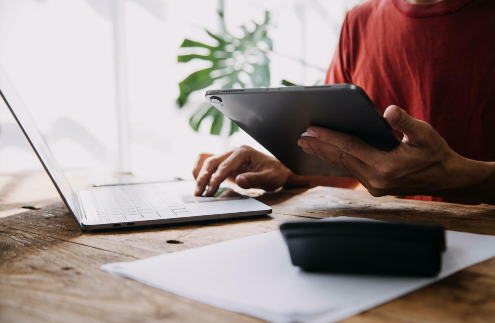 Espace de travail avec ordinateur moderne pour l'analyse financière