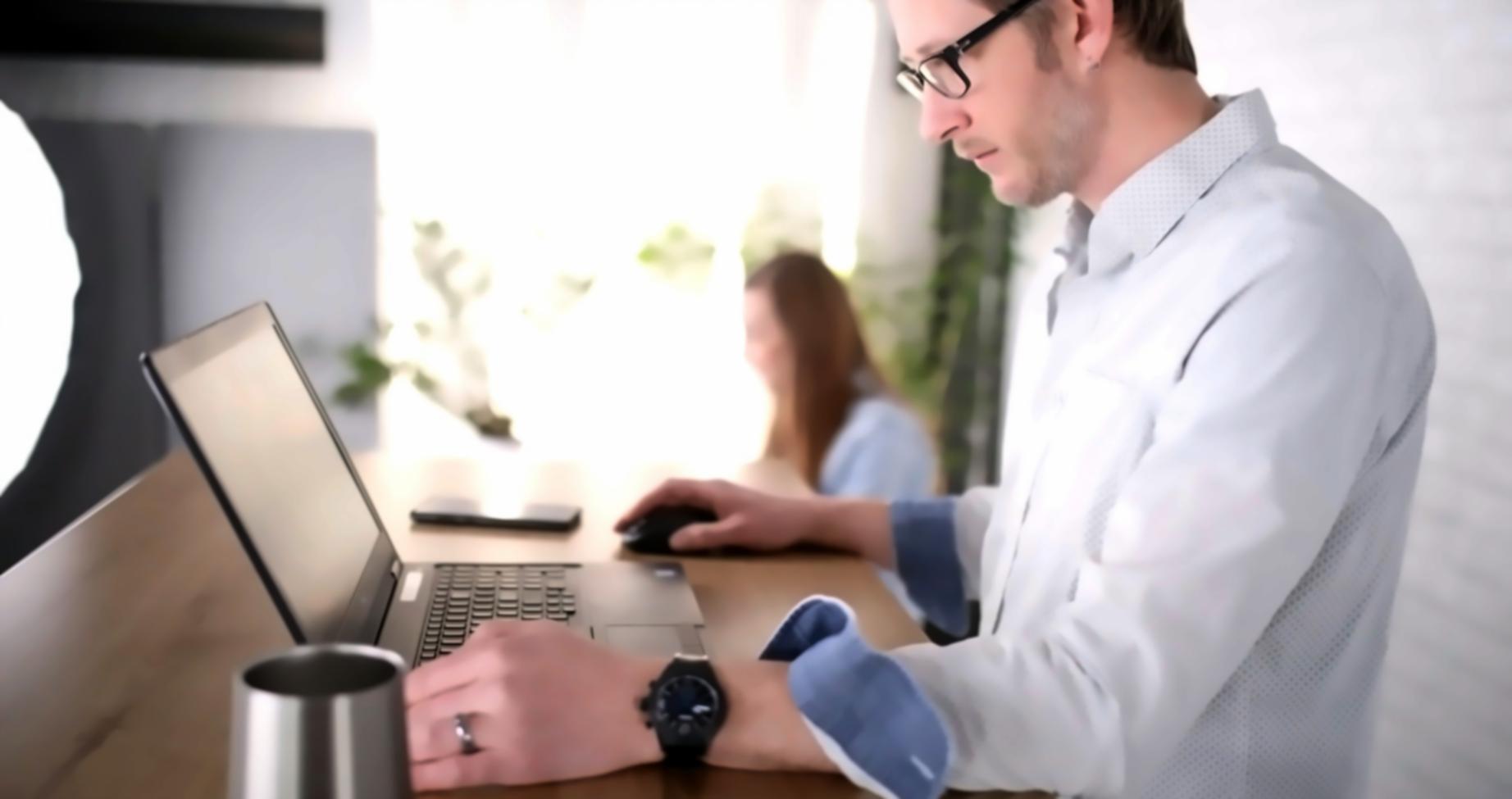 Espace d'apprentissage organisé avec documents financiers et outils d'analyse